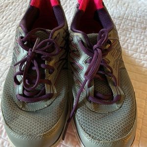 Women’s running shoes